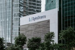 Logotipo da ByteDance no prédio de escritórios da empresa em Cingapura (Fonte da imagem: Claudio Schwarz - Unsplash)