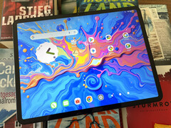 O Teclast Art Pad Pro também vem com uma caneta stylus com 4096 níveis de pressão e um adaptador de energia de 30 watts. (Fonte da imagem: Notebookcheck)