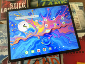 O Teclast Art Pad Pro também vem com uma caneta stylus com 4096 níveis de pressão e um adaptador de energia de 30 watts. (Fonte da imagem: Notebookcheck)