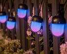 Govee Outdoor Chromatic String Lights penduradas no corrimão