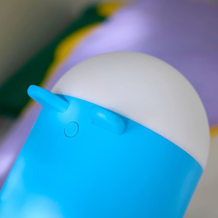 Uma imagem em close da luminária de mesa LED Grejsimojs da IKEA