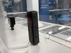 A próxima câmera de ação em 360 graus Insta360 X5 vazou novamente, confirmando uma mudança no design e um microfone atualizado.