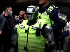 O PM01, da empresa Engine AI, foi o primeiro robô humanoide em serviço policial. (Fonte da imagem: CGTN)