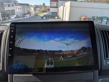 Apesar das falhas na construção da câmera, a imagem da marcha à ré ainda é perfeitamente útil, mesmo à noite