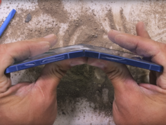 O Samsung Galaxy Z Flip 7 (foto) ainda estava funcionando após o rigoroso teste de flexão - e isso também duas vezes. (Fonte da imagem: JerryRigEverything no YouTube)