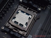 Processador AMD Ryzen X3D instalado em um soquete de placa-mãe AM5 (Fonte da imagem: Notebookcheck)