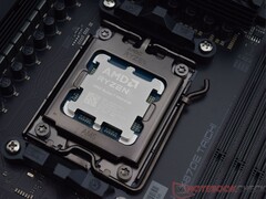 Processador AMD Ryzen X3D instalado em um soquete de placa-mãe AM5 (Fonte da imagem: Notebookcheck)