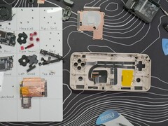 Desmontagem do Ayaneo Pocket Ace com as peças dispostas. (Fonte da imagem: What Obi Plays on YouTube)