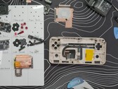 Desmontagem do Ayaneo Pocket Ace com as peças dispostas. (Fonte da imagem: What Obi Plays on YouTube)
