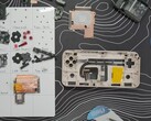 Desmontagem do Ayaneo Pocket Ace com as peças dispostas. (Fonte da imagem: What Obi Plays on YouTube)