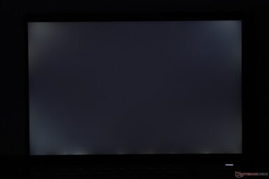 Sangramento moderado e irregular da luz de fundo nos cantos