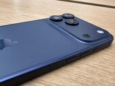 Unidade de exibição do iPhone 17 Pro Max na cor Deep Blue mostrando arranhões na parte traseira. (Fonte da imagem: Consomac)