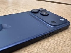 Unidade de exibição do iPhone 17 Pro Max na cor Deep Blue mostrando arranhões na parte traseira. (Fonte da imagem: Consomac)