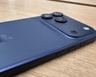 Unidade de exibição do iPhone 17 Pro Max na cor Deep Blue mostrando arranhões na parte traseira. (Fonte da imagem: Consomac)