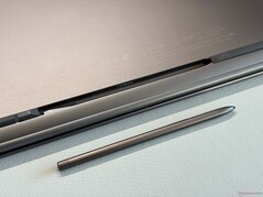 ...entre os pés de borracha frontais...