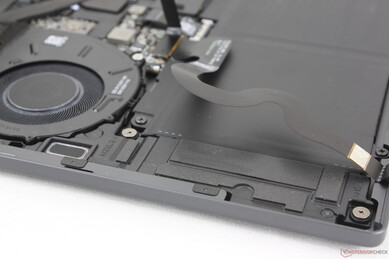 Os alto-falantes de baixo para cima e de cima para baixo são bastante potentes para seu tamanho, com um total de 10 W