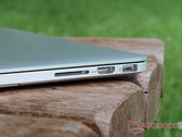 O cartão SD pode fazer um retorno triunfante ao MacBook Pro com velocidades mais rápidas a reboque. (Imagem: MacBook Pro 2015 revisão por Notebookcheck)