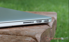 O cartão SD pode fazer um retorno triunfante ao MacBook Pro com velocidades mais rápidas a reboque. (Imagem: MacBook Pro 2015 revisão por Notebookcheck)