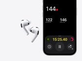 Uma imagem do Apple AirPods Pro 3 ao lado de um iPhone