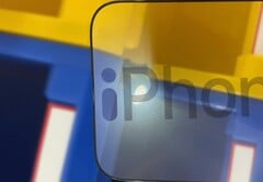 O Apple iPhone 14 Pro e o iPhone 14 Pro Max devem vir com recortes em forma de &quot;i&quot; no display. (Fonte de imagem: @UniverseIce - editado)