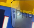 O Apple iPhone 14 Pro e o iPhone 14 Pro Max devem vir com recortes em forma de "i" no display. (Fonte de imagem: @UniverseIce - editado)