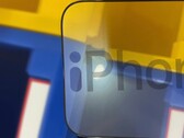 O Apple iPhone 14 Pro e o iPhone 14 Pro Max devem vir com recortes em forma de "i" no display. (Fonte de imagem: @UniverseIce - editado)