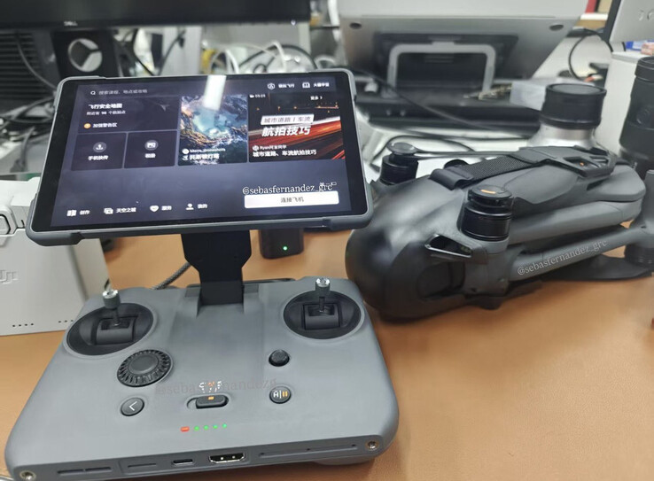 O RC Pro 2 tem uma saída HDMI integrada e um microfone com suporte para os microfones externos da DJI. (Fonte da imagem: via Sebastián Fernández)