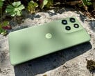 O Motorola Moto G56 vem em quatro variantes de cores. Nossa unidade de análise é mostrada na cor verde Pantone Dill. (Fonte da imagem: Notebookcheck)
