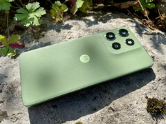 O Motorola Moto G56 vem em quatro variantes de cores. Nossa unidade de análise é mostrada na cor verde Pantone Dill. (Fonte da imagem: Notebookcheck)