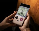 O GameSir Pocket 1 Vertical adiciona controles no estilo Game Boy aos smartphones. (Fonte da imagem: GameSir)