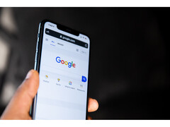Uma fotografia de uma mão segurando um smartphone com a página inicial da Pesquisa Google aberta na tela. (Fonte da imagem: Solen Feyissa no Flickr)