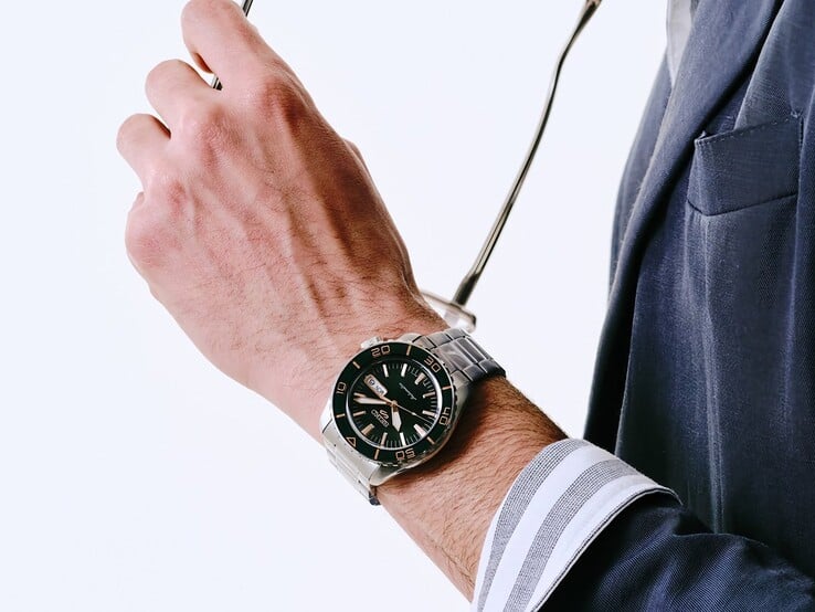 Relógio Seiko 5 Sports SKX HDB005 no pulso de uma pessoa