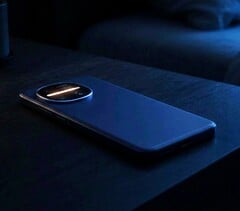O Sharp Aquos R11 possui uma faixa de LED RGB no módulo da câmera.