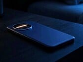 O Sharp Aquos R11 possui uma faixa de LED RGB no módulo da câmera.