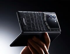 A Vertu AlphaFold pode ser revestida com couro de bezerro ou de crocodilo.