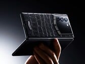 A Vertu AlphaFold pode ser revestida com couro de bezerro ou de crocodilo.