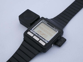 O WristMac em seu adaptador Macintosh 'bi-direcional'. (Fonte da imagem: Aroged)