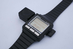 O WristMac em seu adaptador Macintosh &#039;bi-direcional&#039;. (Fonte da imagem: Aroged)