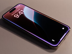 O iPhone 16 Pro usa uma tela OLED convencional, ao contrário de seus irmãos do iPad Pro. (Fonte da imagem: Appshunter.io e Unsplash)