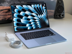 Apple macBook Air de 15 polegadas com carregador e cabo em uma mesa (Fonte da imagem: Notebookcheck)