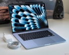 Apple macBook Air de 15 polegadas com carregador e cabo em uma mesa (Fonte da imagem: Notebookcheck)