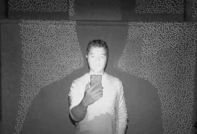 Appleo FaceID da Apple funciona utilizando um projetor de pontos, um iluminador de inundação e um sensor de infravermelho. (Fonte: Tech Insider no YouTube)