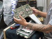 Placa do sistema de computador FSD da Tesla (Fonte da imagem: WSJ)