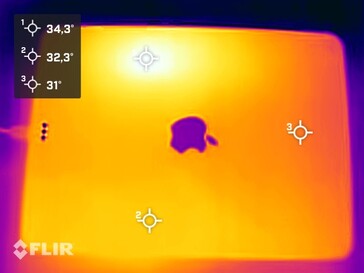 Mapa de calor infravermelho com um único ponto quente logo acima do chip M1 (atrás)