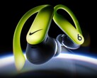 O Powerbeats Pro 2 - Nike Special Edition apresenta os logotipos da Beats e da Nike em cada fone de ouvido.