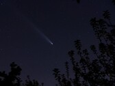 Uma foto mostrando um cometa no céu noturno. (Fonte da imagem: mTPhotography - Pixabay)