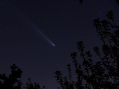Uma foto mostrando um cometa no céu noturno. (Fonte da imagem: mTPhotography - Pixabay)