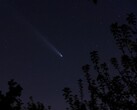 Uma foto mostrando um cometa no céu noturno. (Fonte da imagem: mTPhotography - Pixabay)