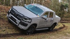 O novo VW Amarok, que já apareceu como um protótipo camuflado, poderia receber um trem de força totalmente elétrico no futuro (Imagem: Volkswagen)