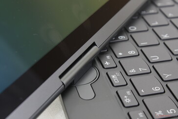 Apenas uma pequena dobradiça para a tampa, enquanto a maioria dos outros laptops tem duas dobradiças ou uma dobradiça mais longa